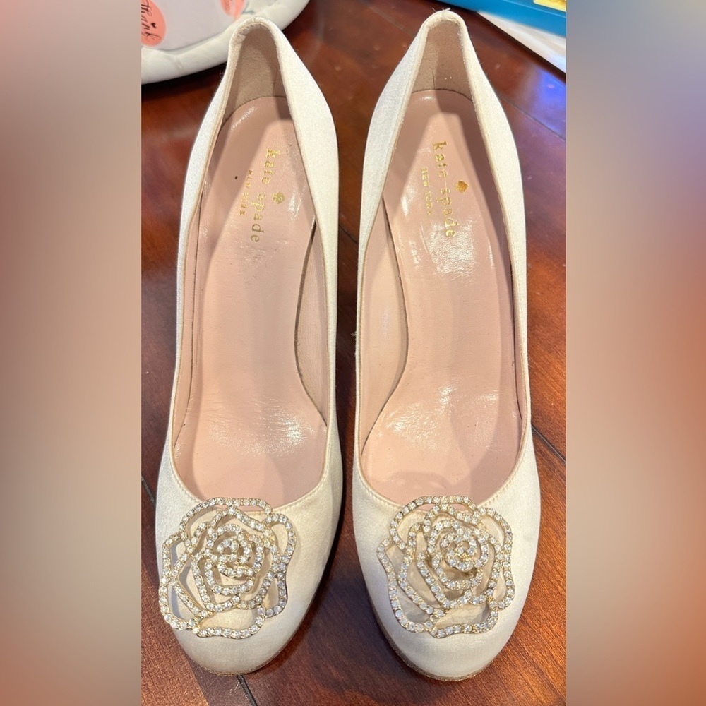 Kate Spade Satin Ivory Heels with Rose Embellishments (Size 8.5) - Picture 2 of 13